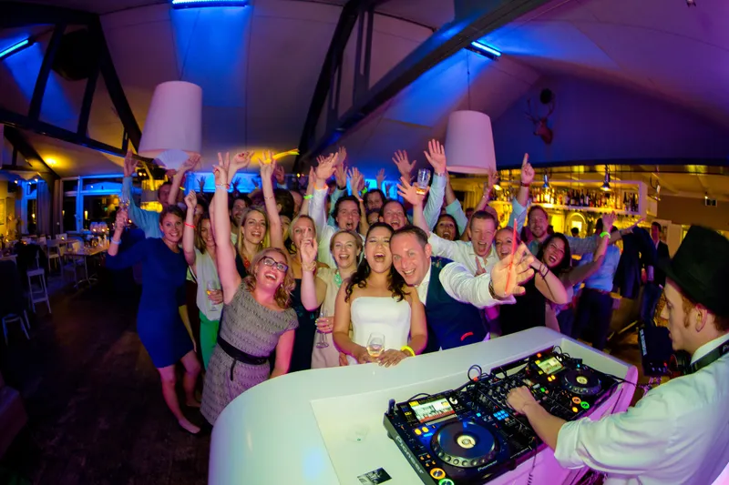 De volle dansvloer vanaf de dj gezien