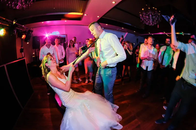 Lotte danst met een vriend in roze licht