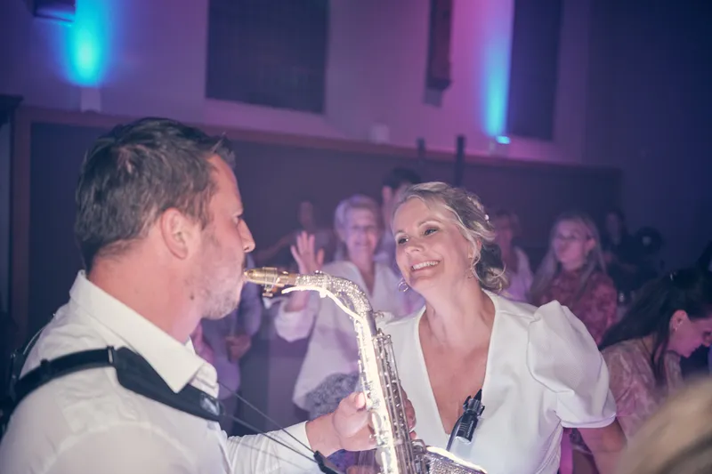 De saxofonist speelt naast Elles