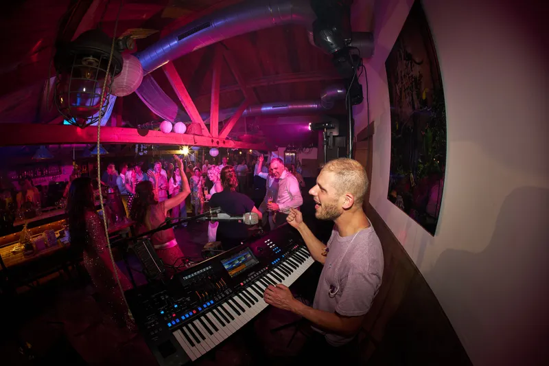 The Pianoman achter zijn keyboard, laat op de avond