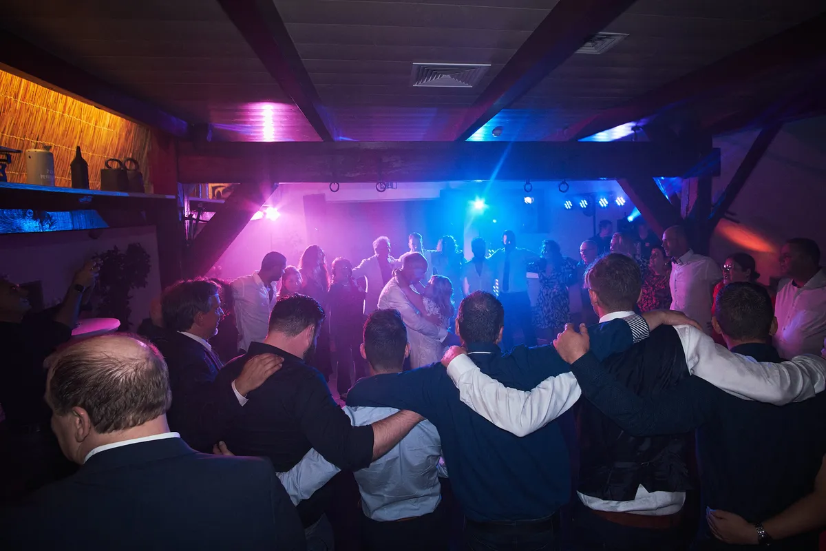 De volle dansvloer van ’t Hof van Hoenkoop tegen het eind van de avond