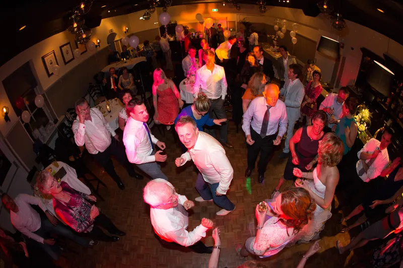 De dansvloer van bovenaf, door een fisheye-lens