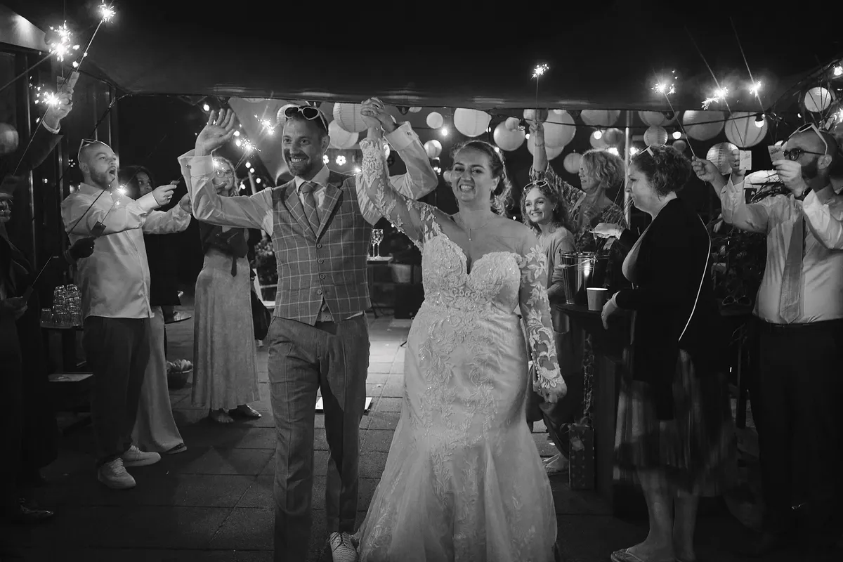 Zwart-wit: Liëla en Jeffrey dansen onder de lichtjes, aan het eind van de avond
