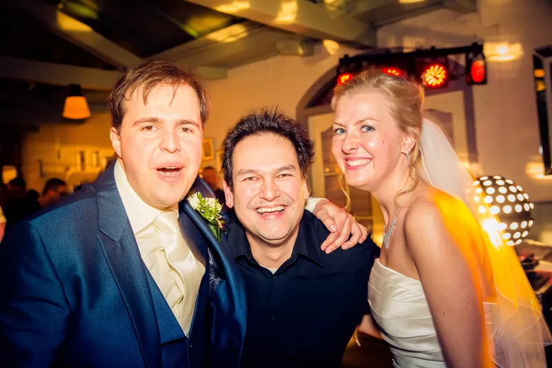 Danielle en Benjamin met een gast op de dansvloer