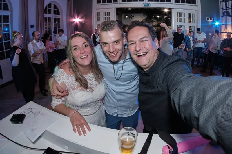 Wendy en Gerrold maken een selfie met een gast
