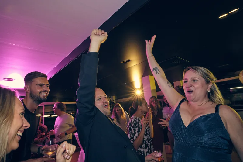 Gasten juichen op de dansvloer