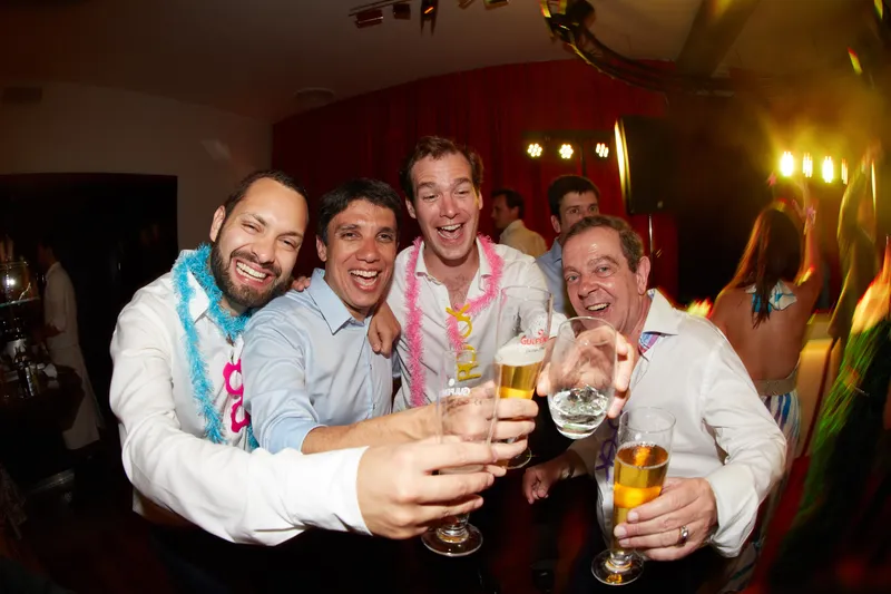 Vrienden proosten met bier