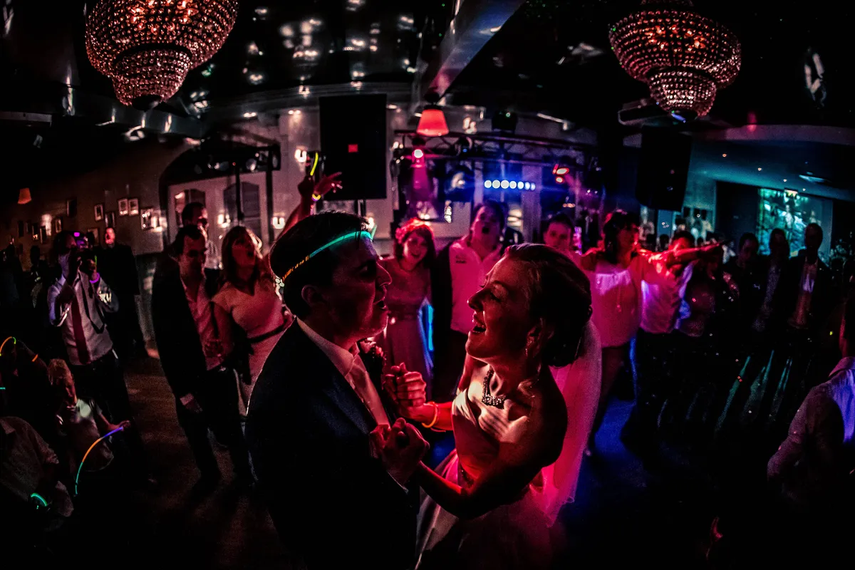 De volle dansvloer in rood licht