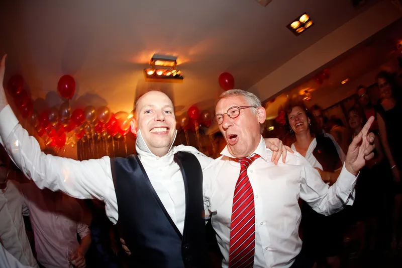 Twee gasten juichen op de dansvloer