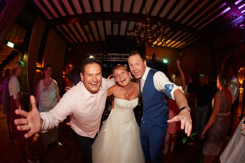 Herman en Margherita dansen met een vriend