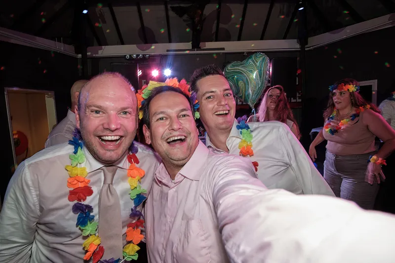 Drie vrienden maken een selfie met bloemenkransen