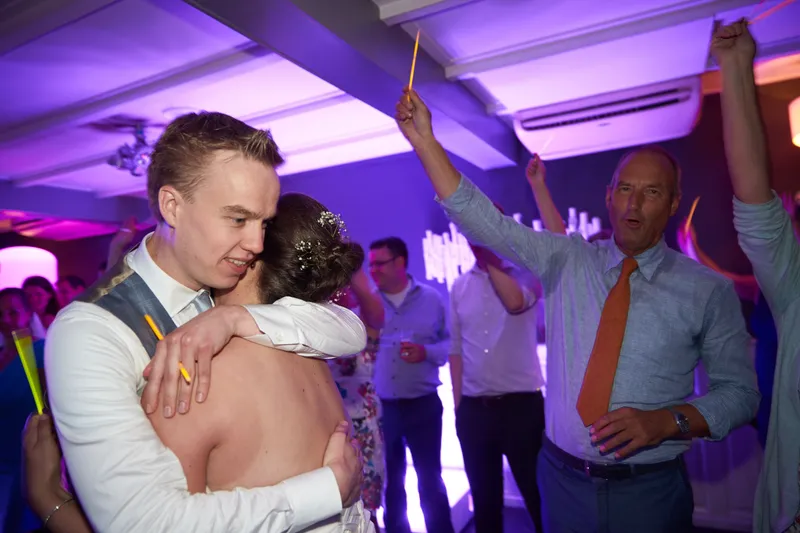 Coen en Marjolein omhelzen elkaar aan het eind van het feest