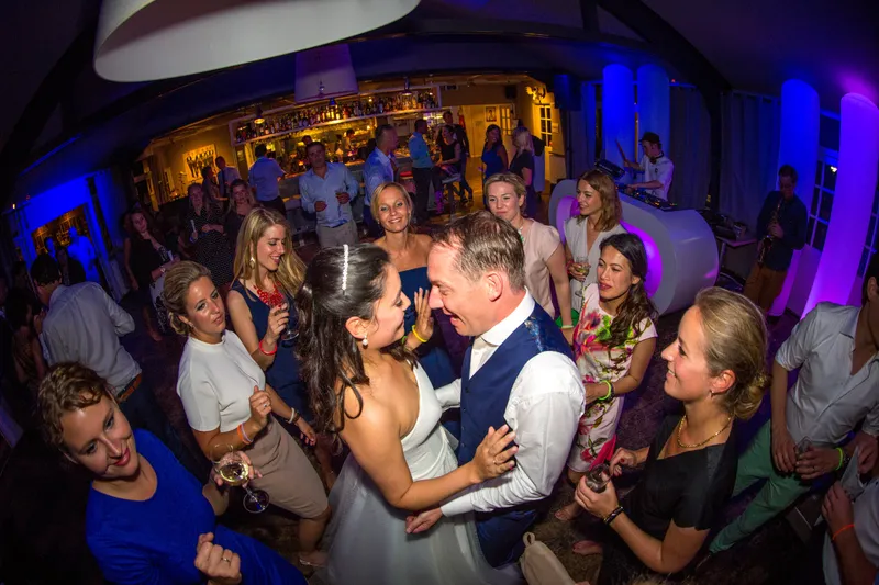Hans en Anne-Floor dansen tussen de gasten