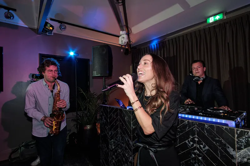 De zangeres zingt tussen de gasten