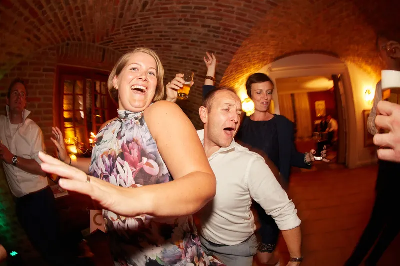 Een gast danst met wijde armen
