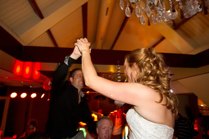 Inge danst met de armen omhoog