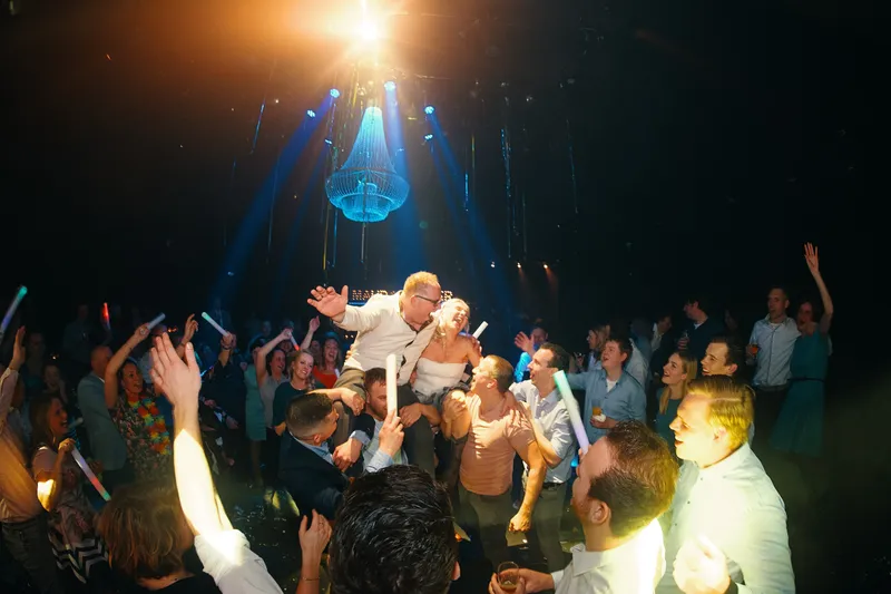 De volle dansvloer na middernacht