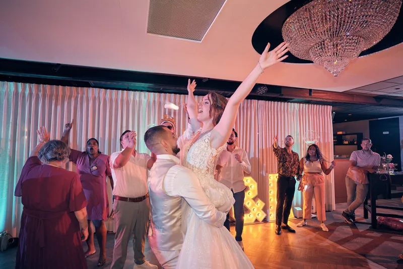 Wendy juicht met haar arm omhoog op de dansvloer