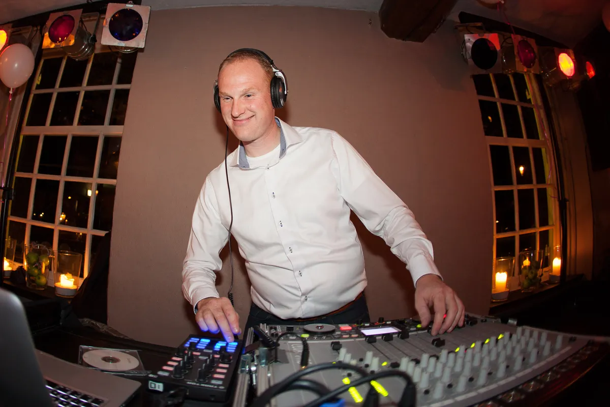 De dj achter de draaitafels