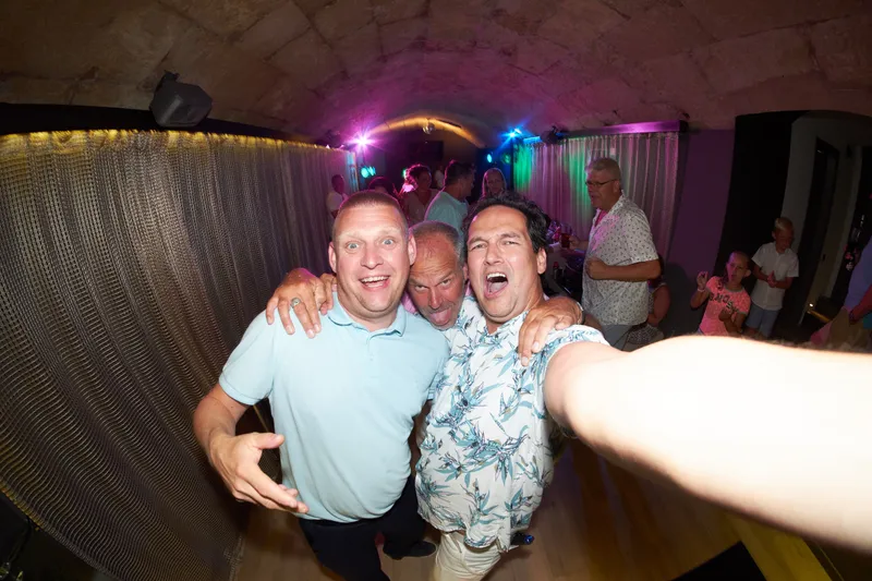 Twee gasten maken een selfie op de dansvloer
