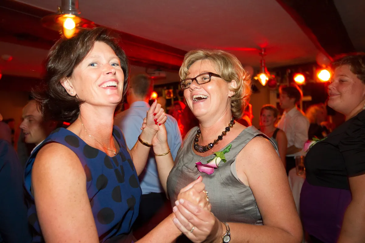 Twee gasten dansen samen op het feest
