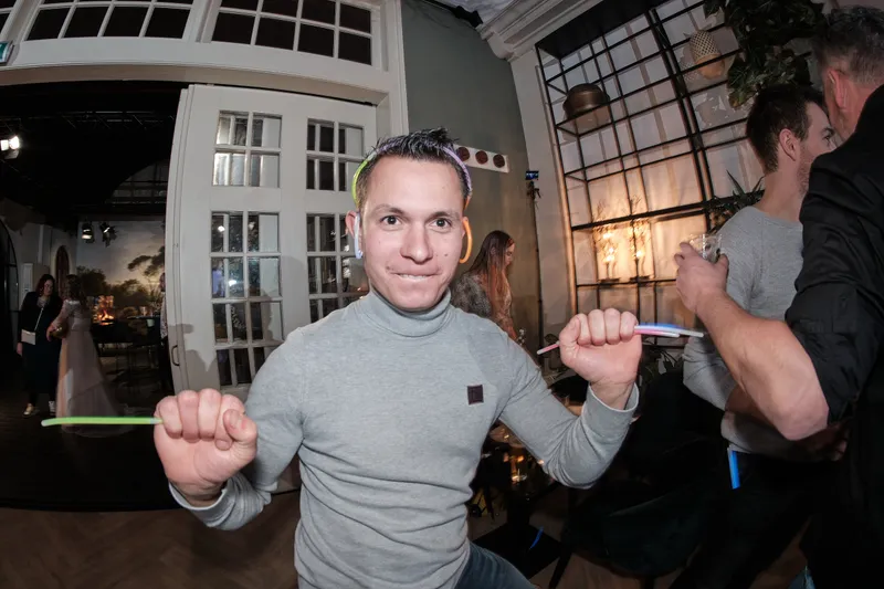 Een gast danst met een lichtstaafje