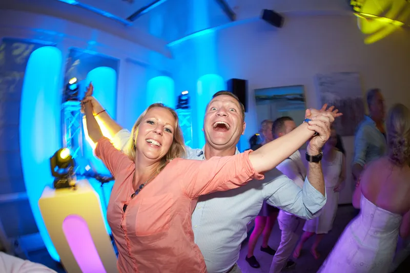 Twee gasten juichen na middernacht op de dansvloer