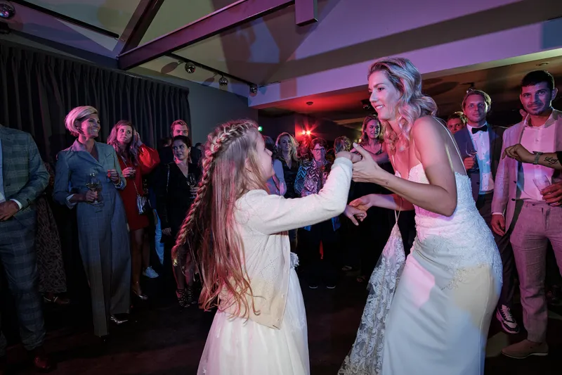 Lucinda danst met een vriendin