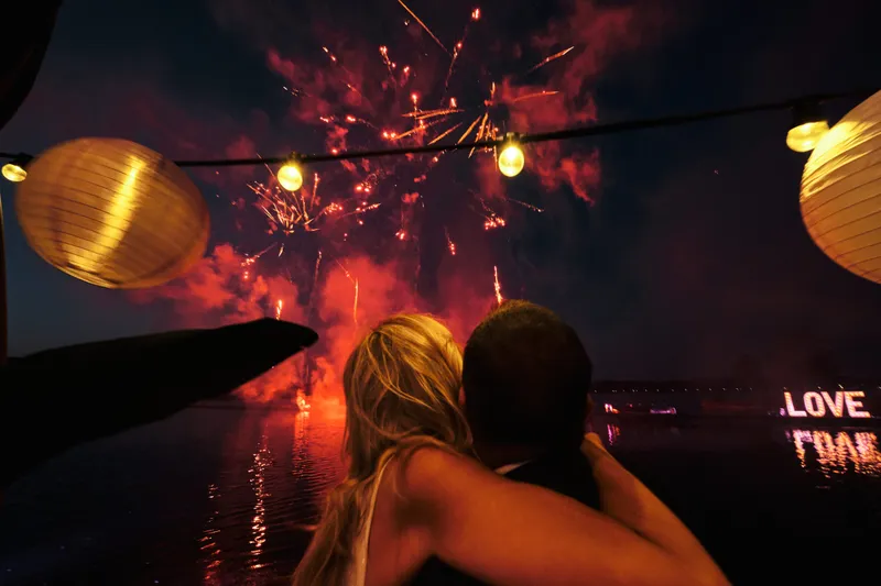 Vuurwerk boven de Kralingse Plas, met Liad en Wilfried op de voorgrond