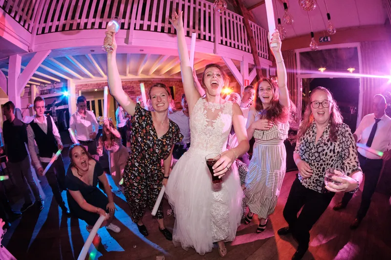 Milou danst met glowsticks
