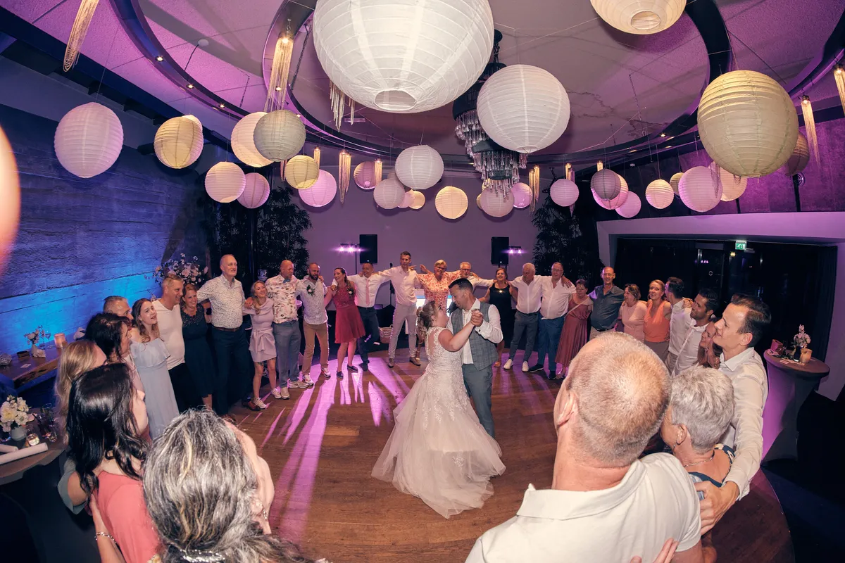 Angelique en Michiel dansen aan het eind van de avond