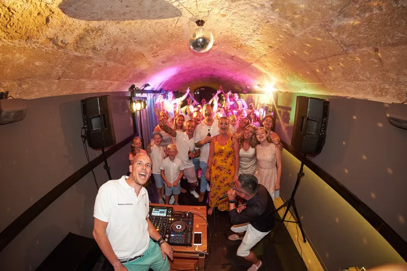 De volle kelder vanaf achter de dj