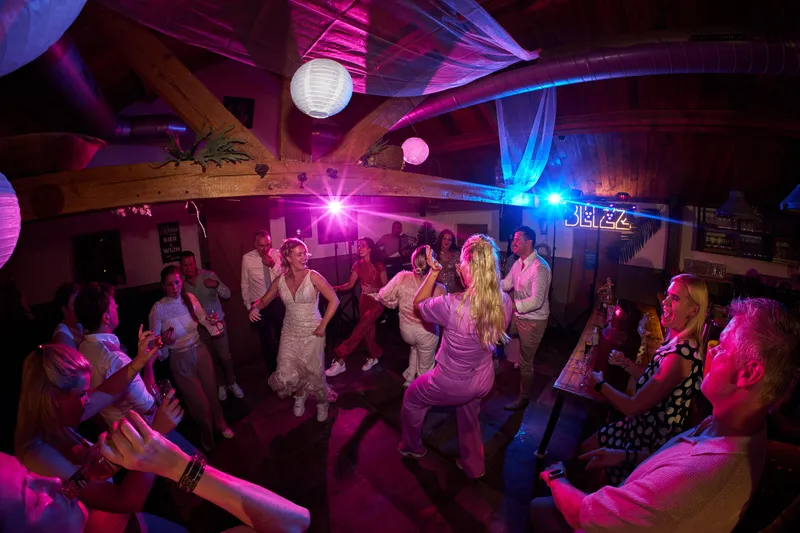 De volle dansvloer onder de lampionnen