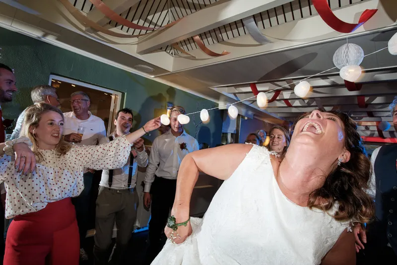 Saskia leunt lachend achterover op de dansvloer