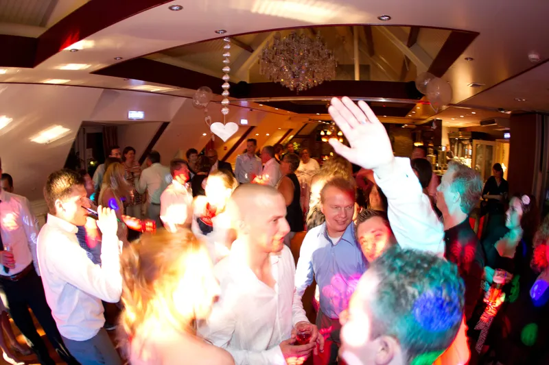 Alle handen omhoog in het feestlicht