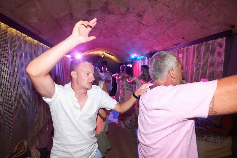 Wesley danst met een gast in de kelder