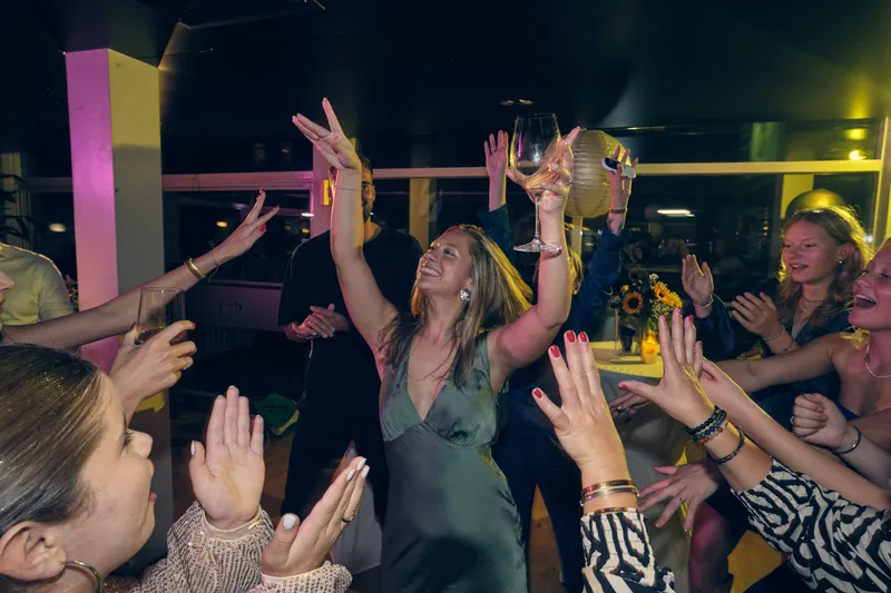 Een gast danst tussen de anderen