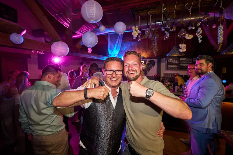 Drie gasten met de duimen omhoog om middernacht