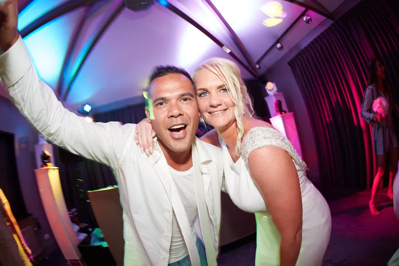 Bas en Jooske dansen in gekleurd licht