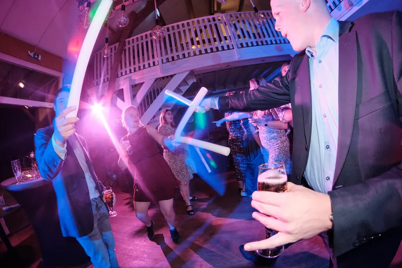 De gasten zwaaien met glowsticks