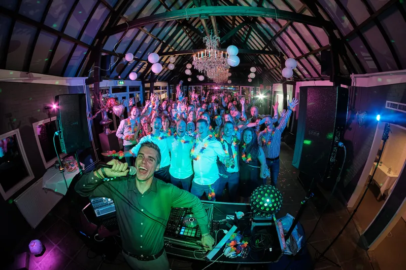De feestzaal met glanzende ballonnen en de dj