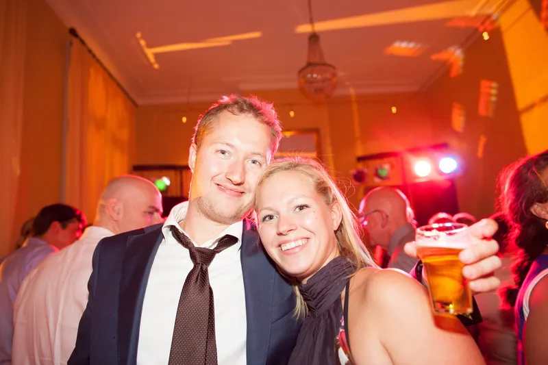 Joris met een gast met een biertje