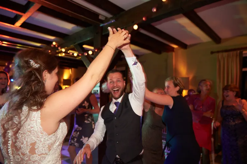 Nadine en Robbert dansen, Nadine met de armen omhoog