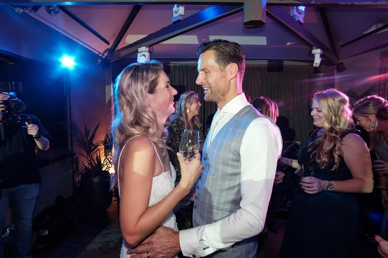 Lucinda en Carlo dansen samen