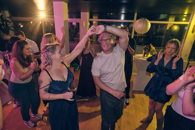 Twee gasten dansen samen