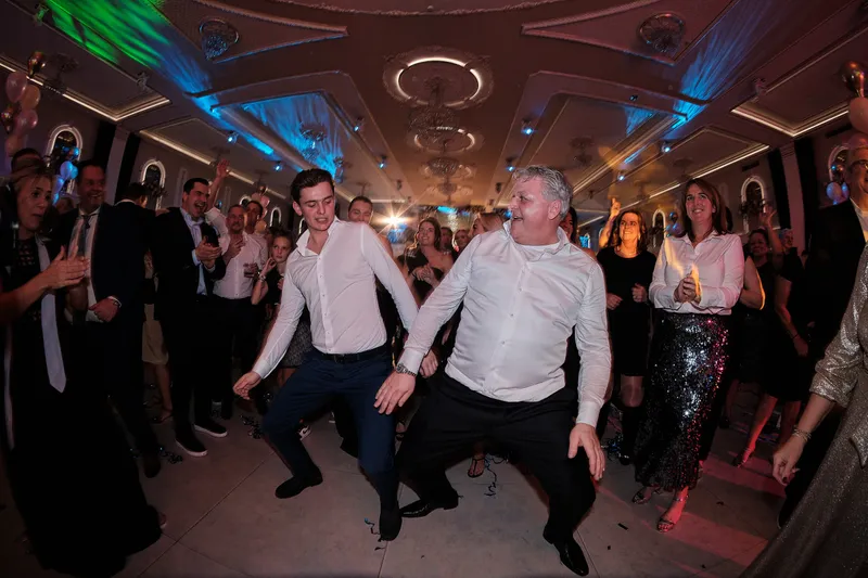 Twee gasten dansen tegenover elkaar