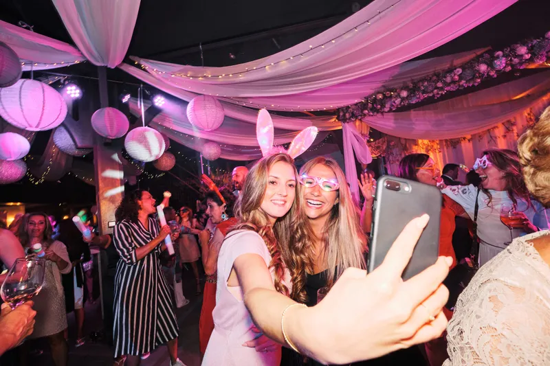 Twee gasten maken een selfie met konijnenoortjes