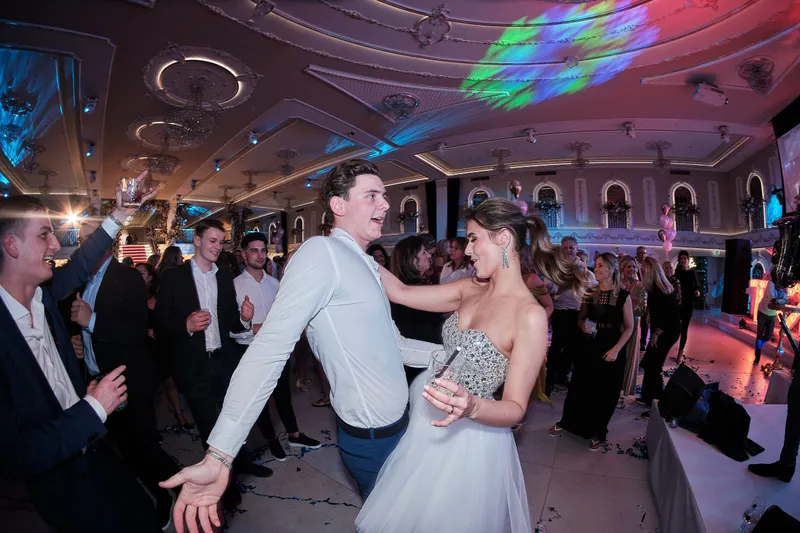 Een gast in luipaardprint danst