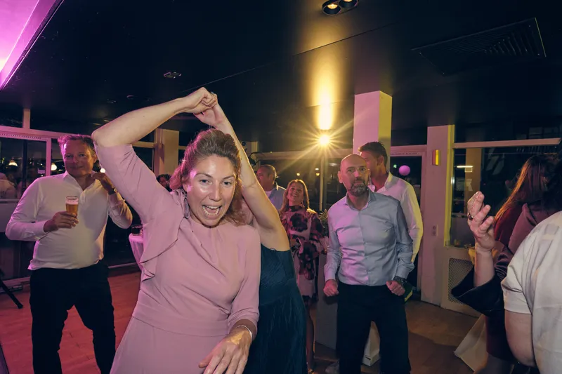 Een gast draait rond op de dansvloer