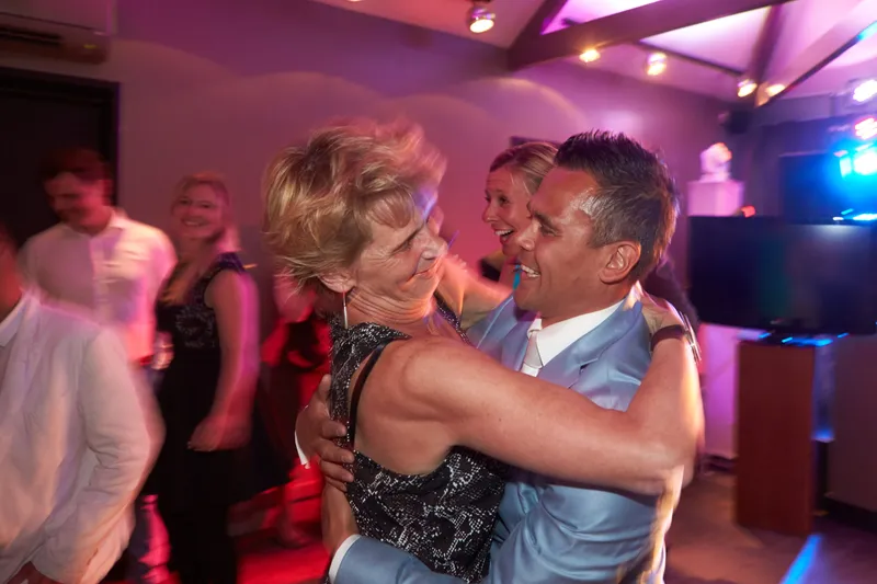 Jooske danst met haar vriendinnen